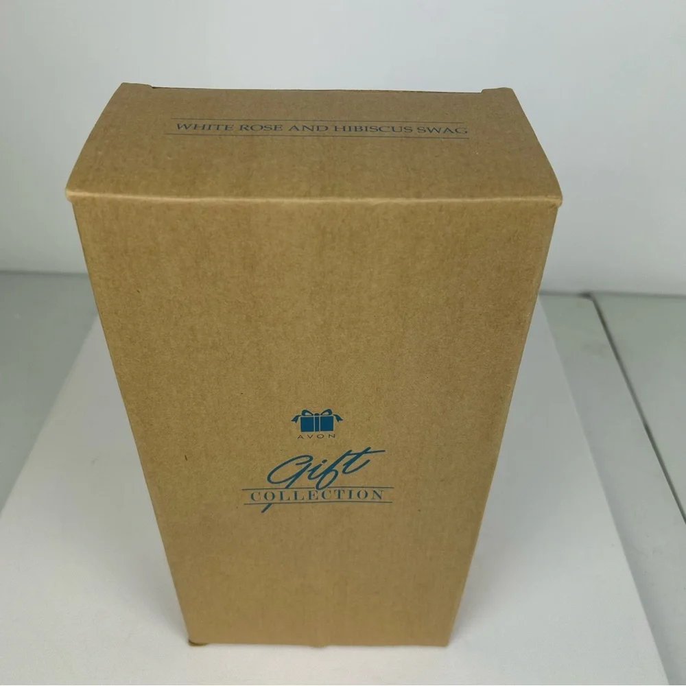 Avon VTG '2000' - NIB - White Rose and Hibiscus Swag